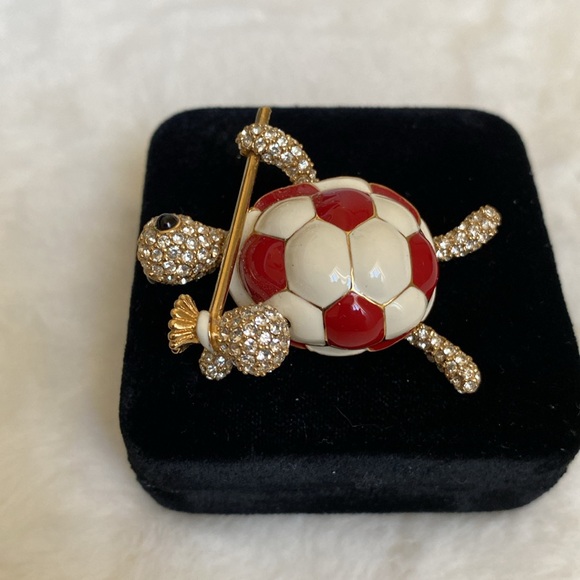 *NWT* Rare Vintage CINER Red & White Enamel/Gold Plated/Crystal Turtle Brooch - Picture 4 of 7